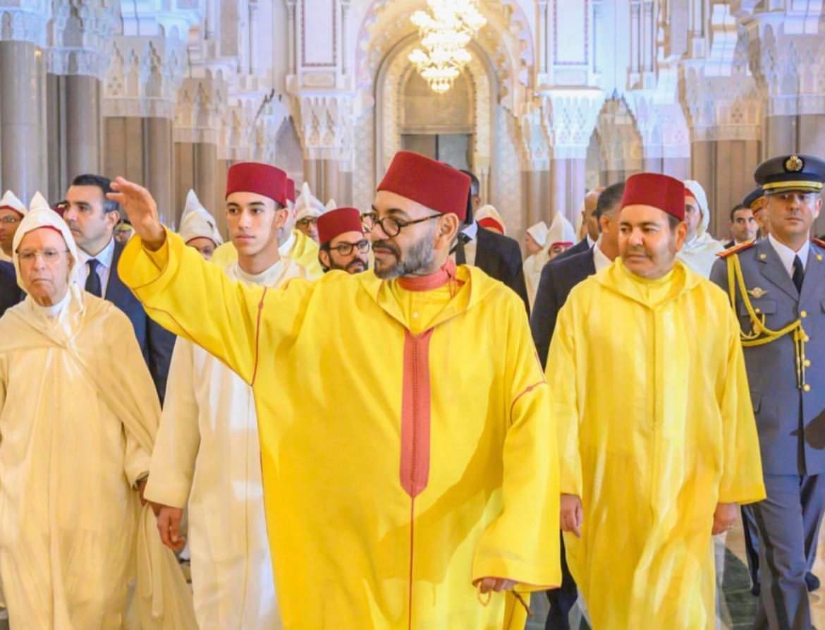 أمير المؤمنين يؤدي صلاة عيد الفطر المبارك بمدينة الدار البيضاء