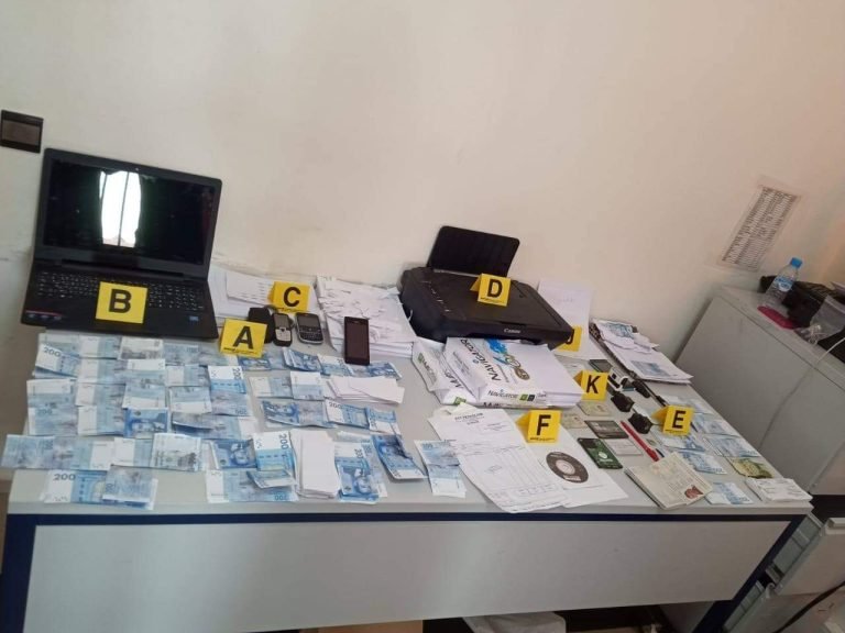 توقيف مُشتبه فيه بتزوير أوراق مالية وعرضها للتداول بتمارة