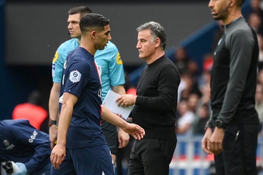 أشرف حكيمي يتلقى بطاقة حمراء أمام لوريان