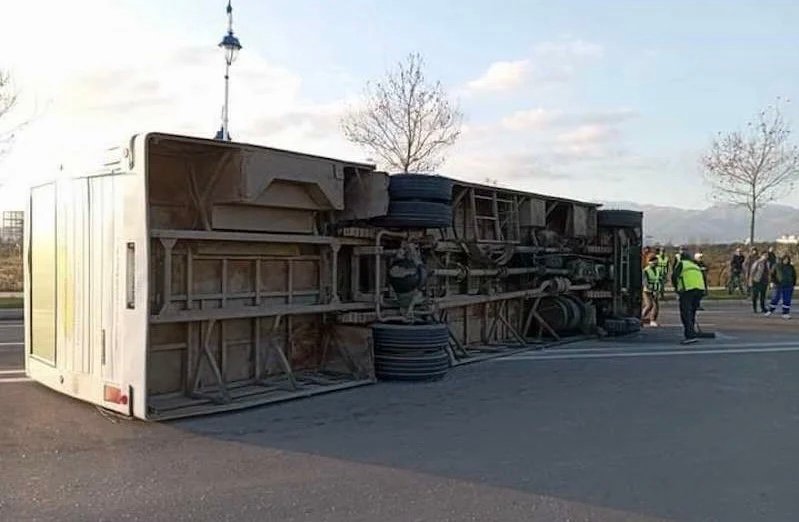 انقلاب حافلة يخلّف حالة وفاة و23 مصاباً