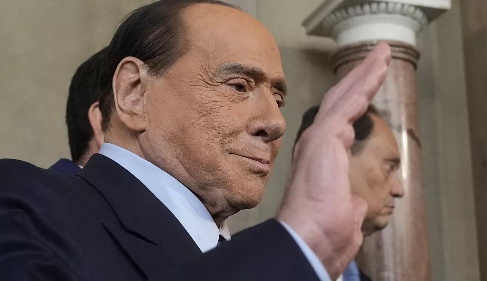 حالة سيلفيو برلسكوني “مستقرة” في العناية المركزة