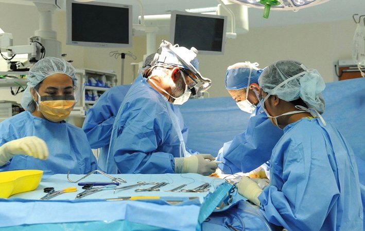 نجاح أول عملية زرع كلى من متبرع حي في مستشفى الشيخ خليفة