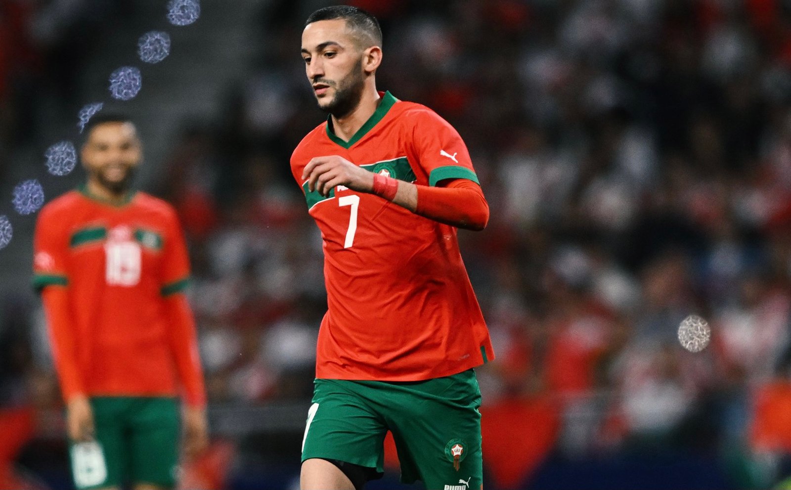 مالك تشيلسي ينوي بيع بعض اللاعبين من بينهم زياش