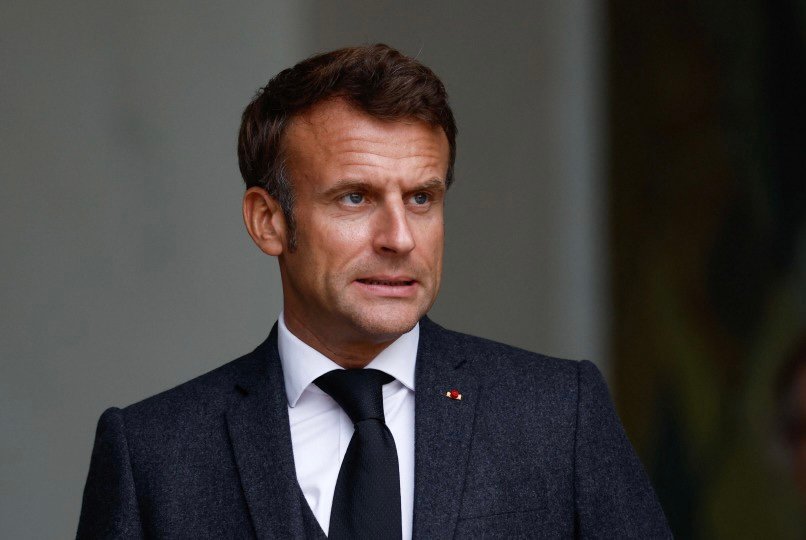ماكرون يعترف بأخطاء في الترويج لإصلاح التقاعد ويحذر من تفوق اليمينيين