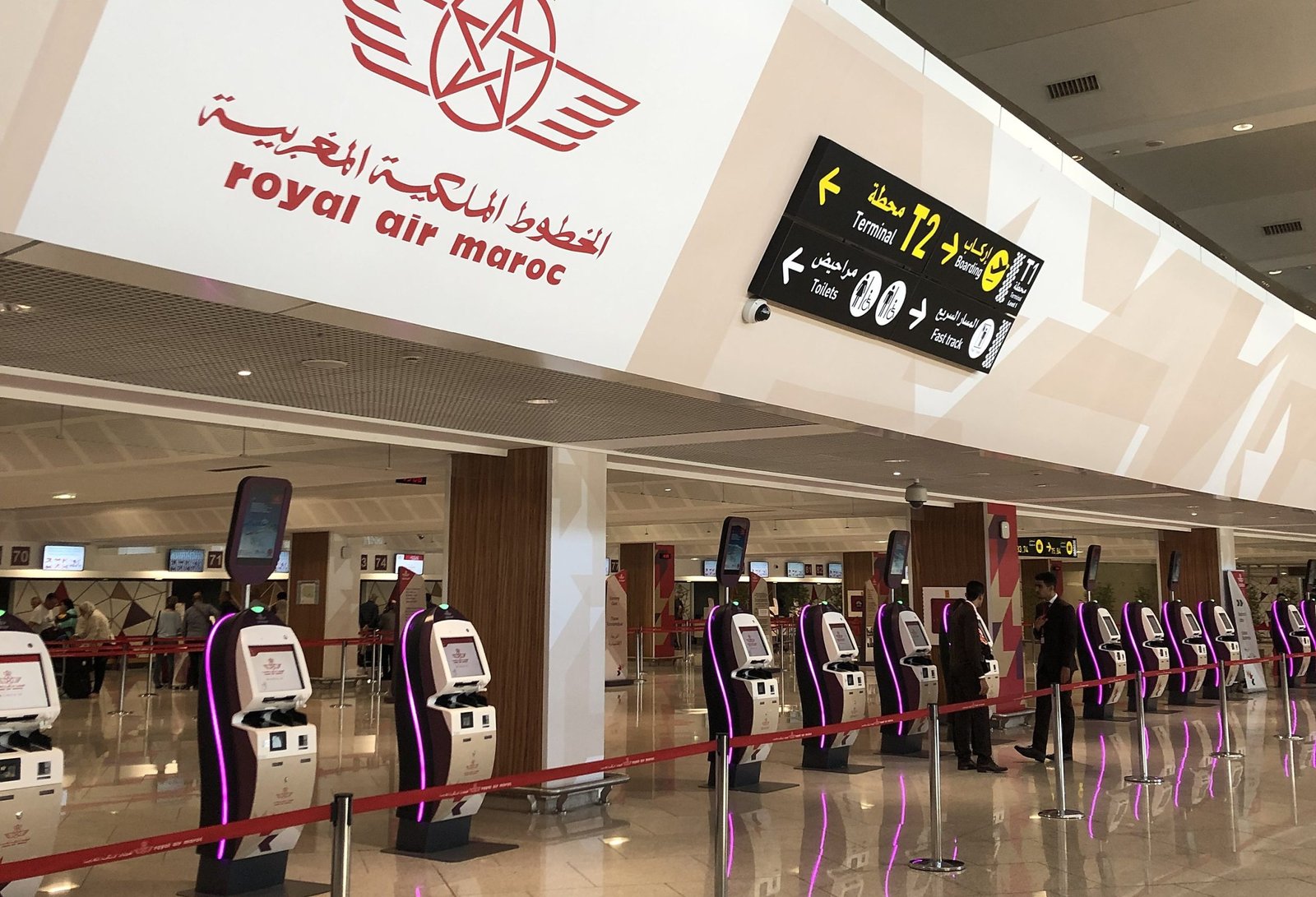 متابعة شخص صور دورة مياه بمطار البيضاء