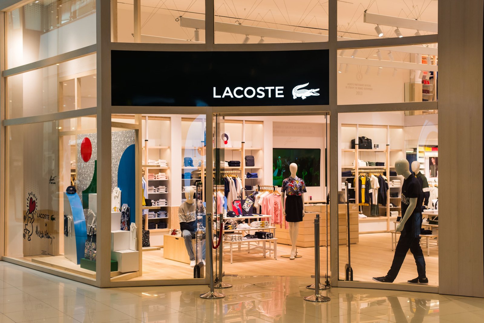 لاكوست الفرنسية تعتذر وتسحب أقمصة بخريطة مبتورة للمغرب