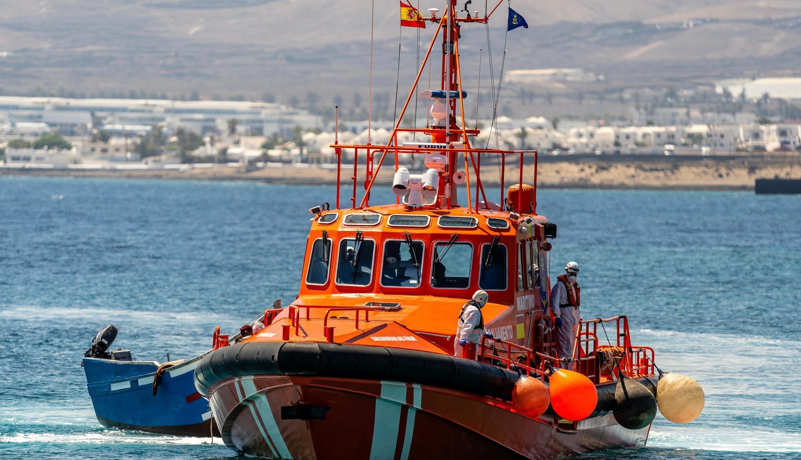 البحرية الإسبانية.. إنقاذ ثلاثة صيادين مغاربة قرب شاطئ بنزو