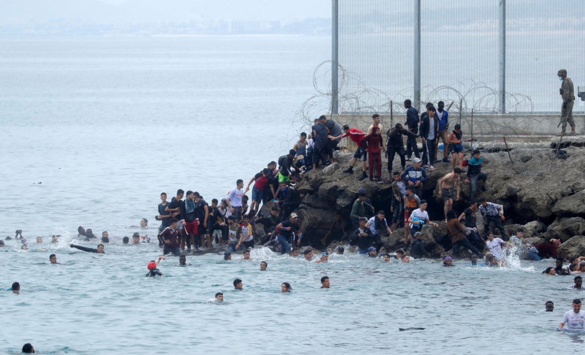 عبور 32 مهاجرا سريا إلى مدينة سبتة المحتلة