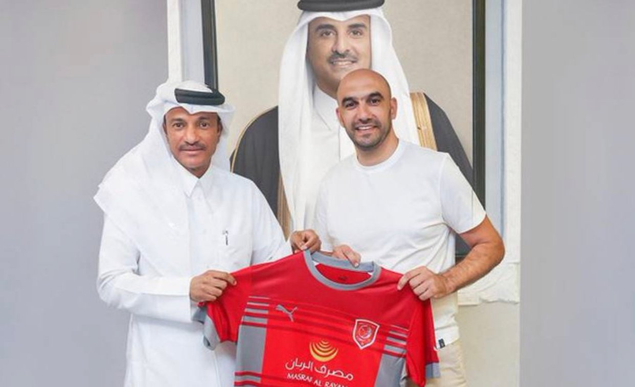 الدحيل يحظى بزيارة الركراكي والنادي القطري يهديه قميص الفريق تكريما له