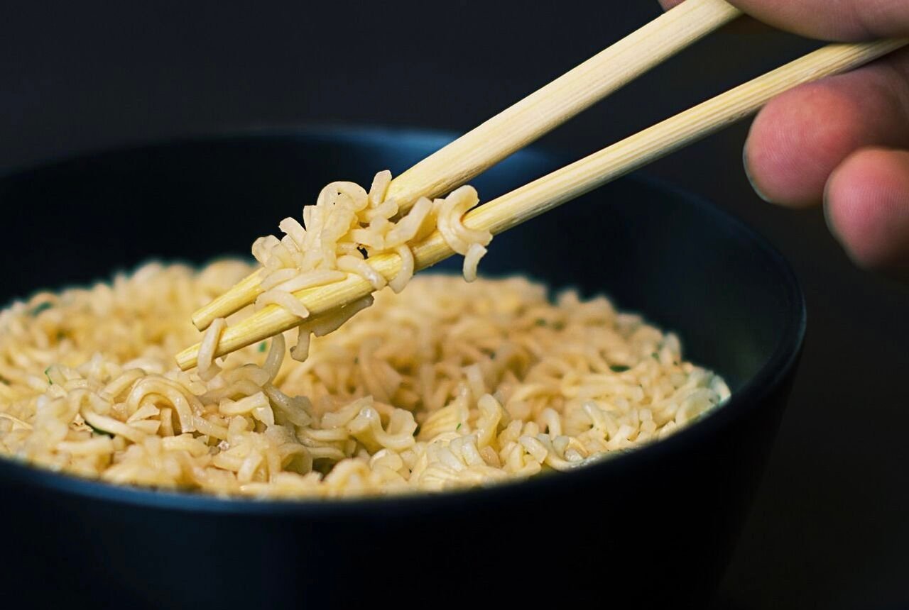 إتهامات بوجود مواد مسرطنة بـ”الإندومي”.. والشركة المصنعة تدافع عن منتجها الشهير