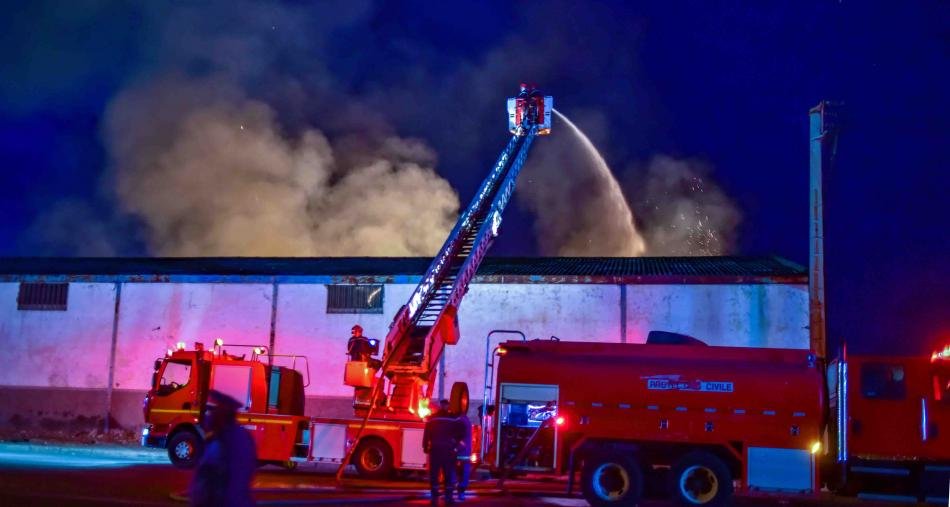 اندلاع حريق بمستودع بالمنطقة اللوجستيكية الأطلسية عين السبع بالدار البيضاء