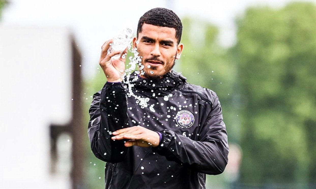 نادي تولوز يفكر في للاستغناء عن أبوخلال بسبب موقفه