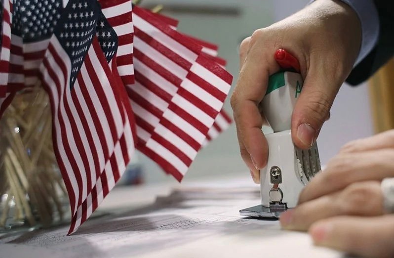 الخارجية الأمريكية.. زيادات في رسوم تأشيرات المسافرين