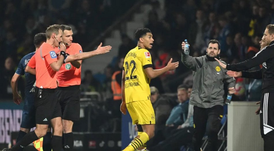 حكم يتعرض للتهديد بسبب ركلة جزاء