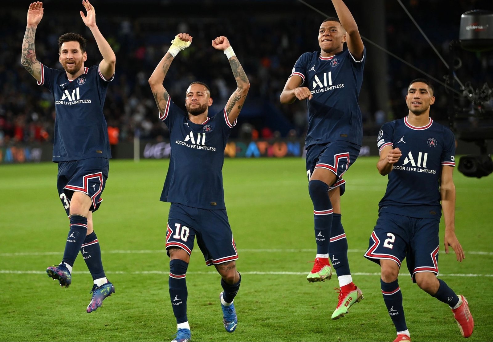 حكيمي يتوج مع باريس سان جرمان بطلا للدوري الفرنسي