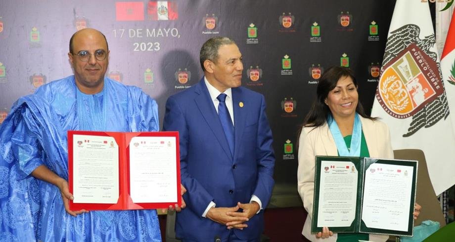 اتفاقية توأمة بين العيون وبلدية “بويبلو ليبري” بالعاصمة البيروفية ليما