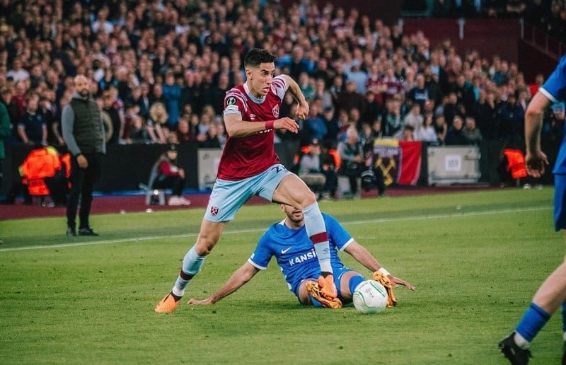 ليفربول مهتم بالتعاقد مع مدافع منتخب المغرب