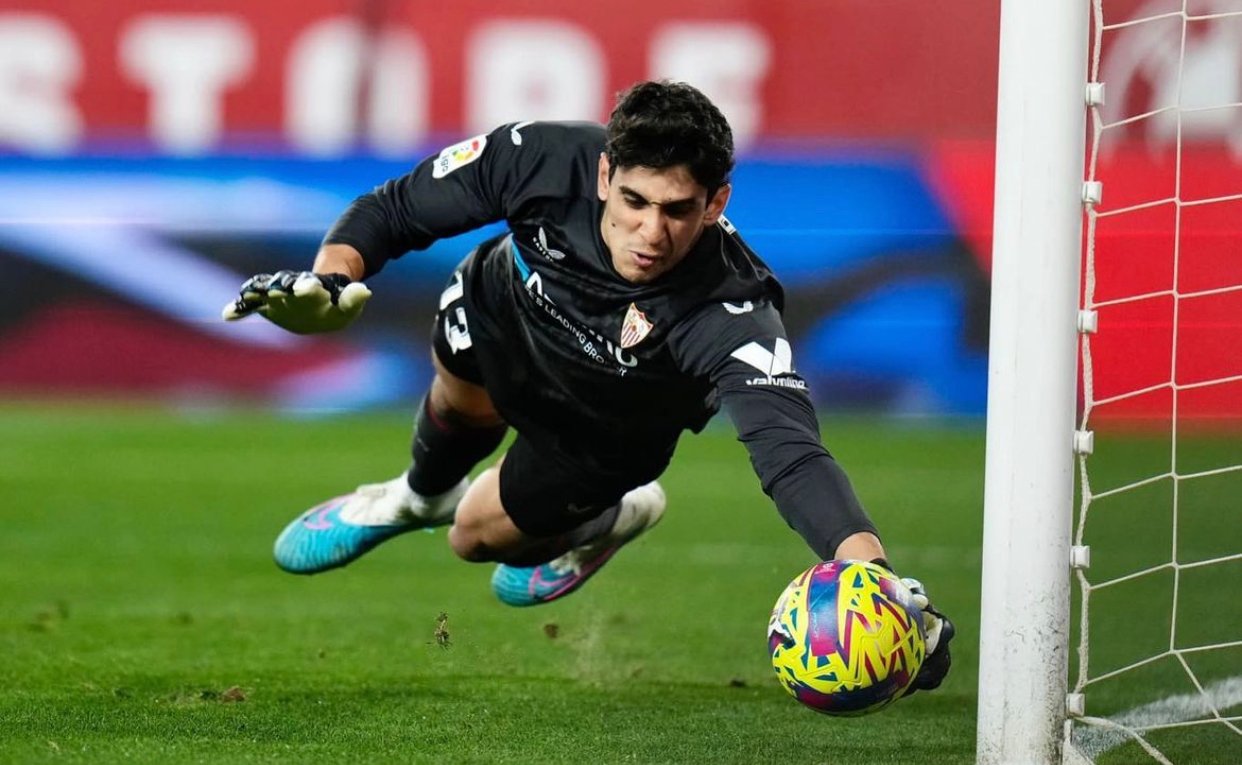 بونو يشعل الصراع بين عدة أندية بعد تألقه مع اشبيلية