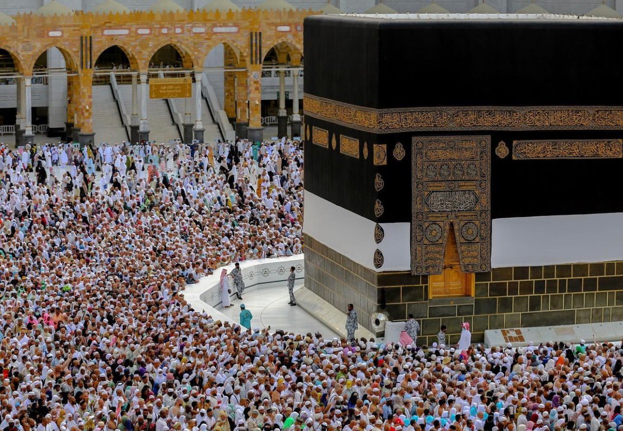 مكة المكرمة تفيض بالحجاج مع بدء موسم الحج