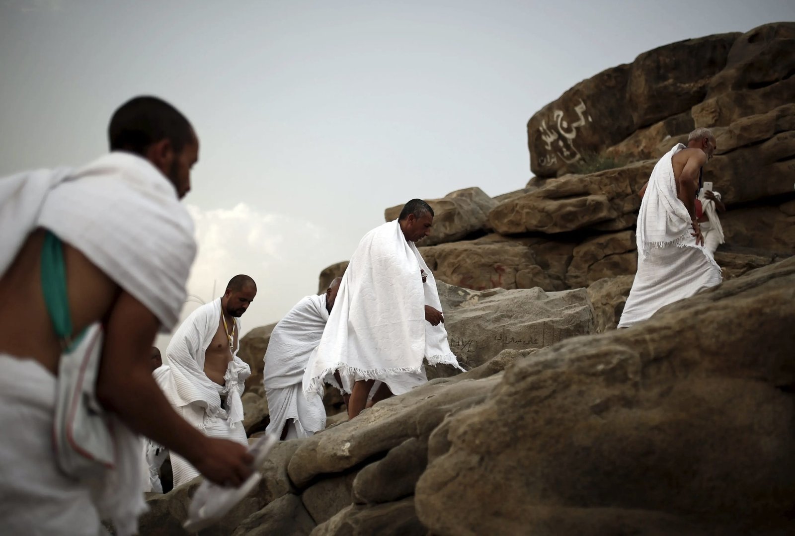 الحجاج يتدفقون على منى عشية الوقوف على عرفات