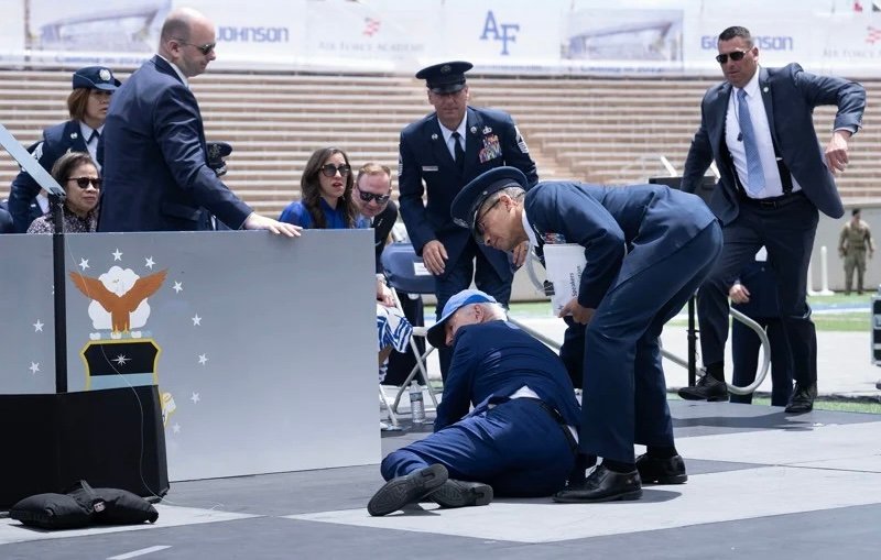 بايدن يتعثّر ويسقط أرضا خلال حفل تخرج في أكاديمية عسكرية