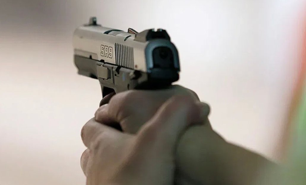 شرطي يضطر لاستعمال السلاح الناري لإيقاف جانح بالسمارة