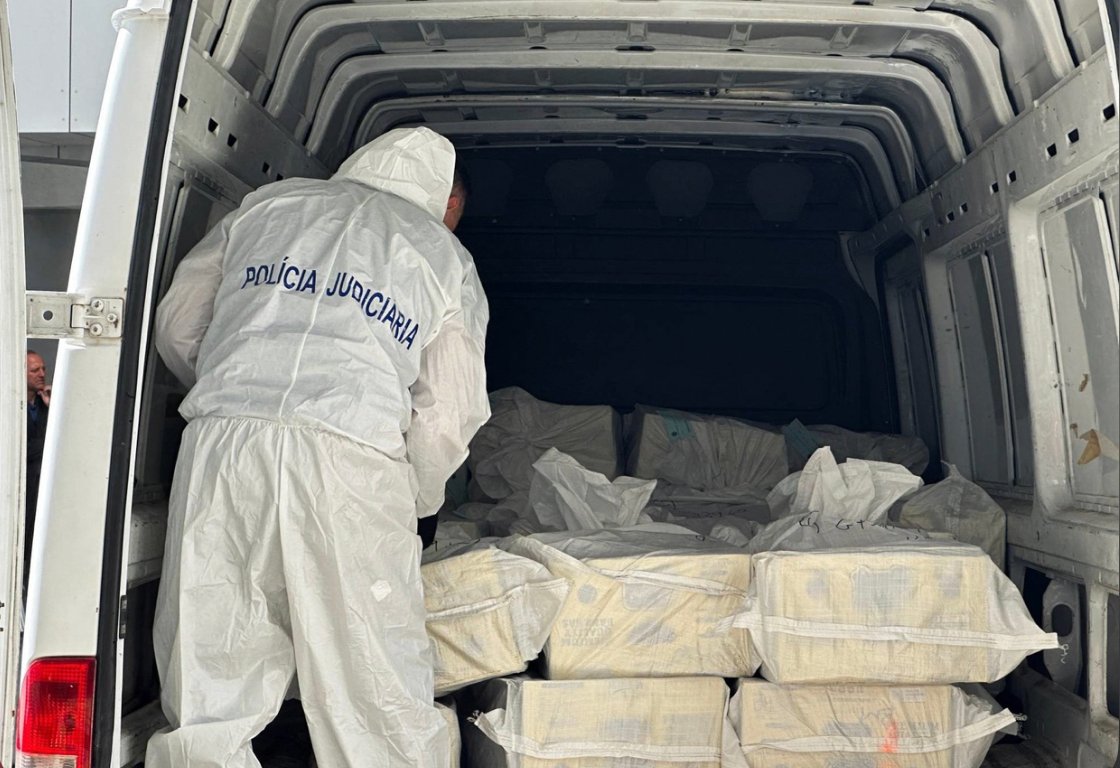 السماء تمطر مخدرات خلال ملاحقة أحد المهربين جوّاً في الريف الفرنسي