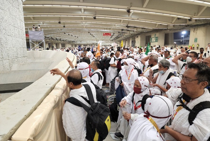 حجاج بيت الله يرمون جمرة العقبة في أول أيام عيد الأضحى