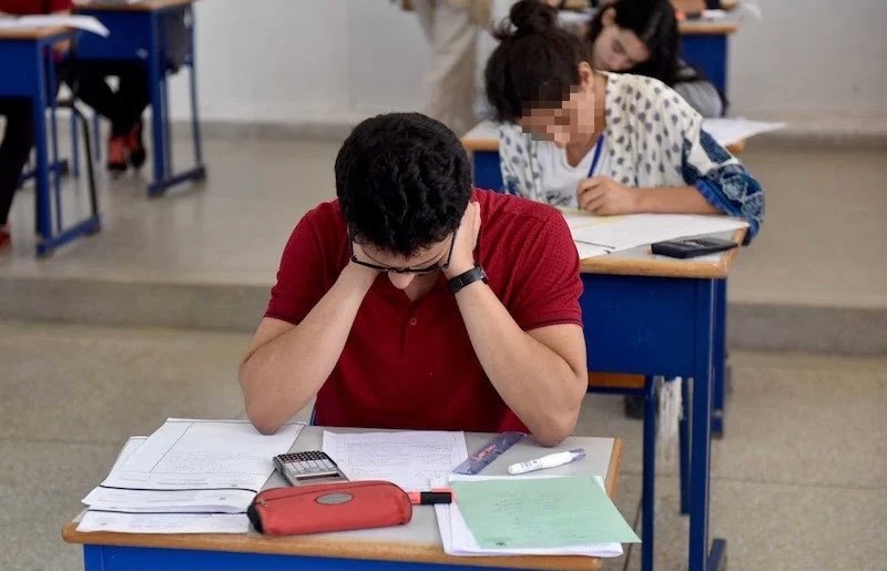 تلاميذ “الباك” يشتكون من صعوبة مادة الفيزياء .. “كان صعيب بزاف والحراسة مشدّدة” ..وحالات إغماء وبكاء