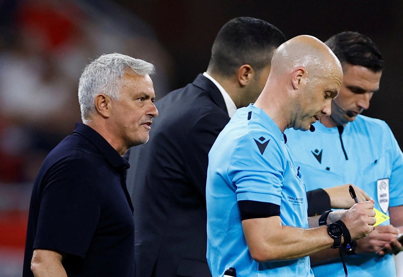 إيقاف مورينيو 4 مباريات أوروبية لشتمه حكما إنجليزيا