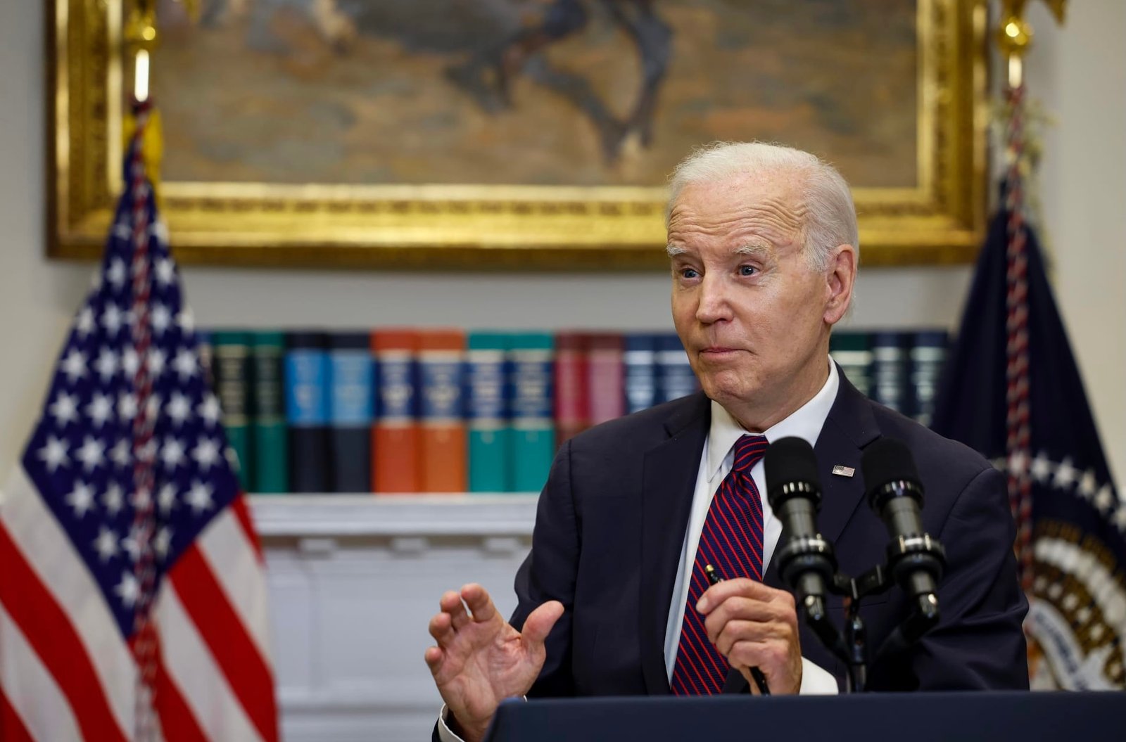 بايدن يوقع قانونا يتيح للبلاد تجنب التخلف عن سداد الدين