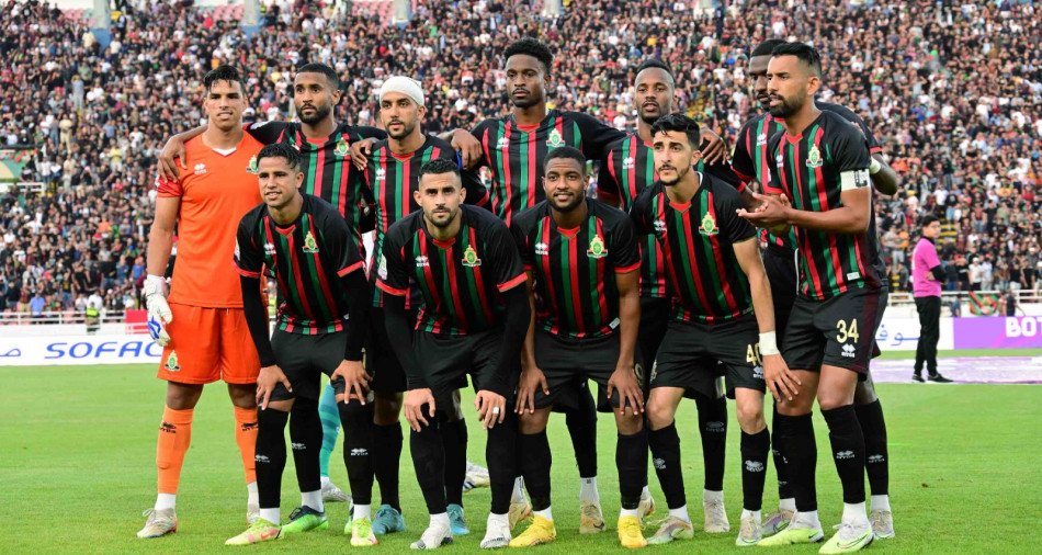 فريق الجيش الملكي يحتفل مع جمهوره بتتويجه بطلا