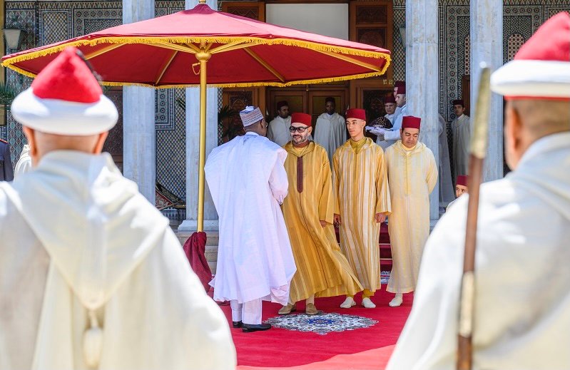 أمير المؤمنين يؤدي صلاة عيد الأضحى المبارك بمسجد الحسن الثاني بتطوان ويتقبل التهاني بهذه المناسبة السعيدة