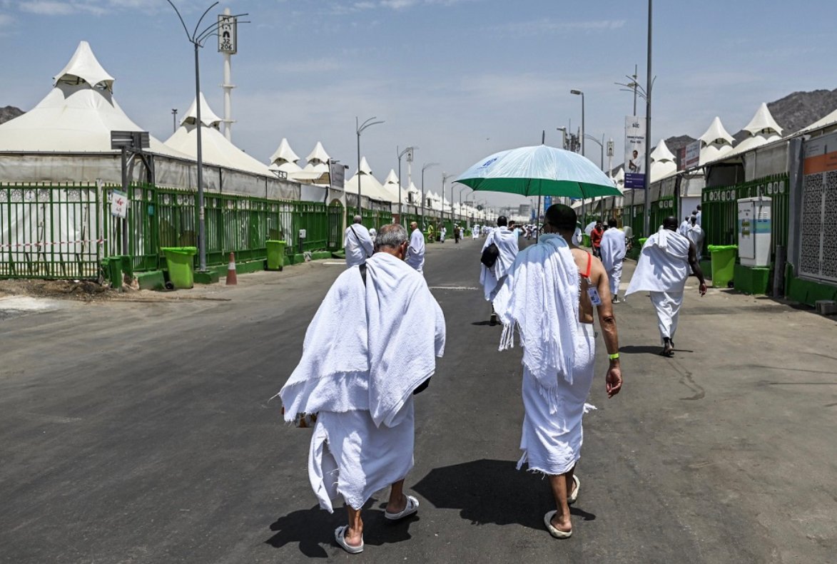 الحجاج يقبلون على أداء المناسك رغم درجات الحرارة المنهكة