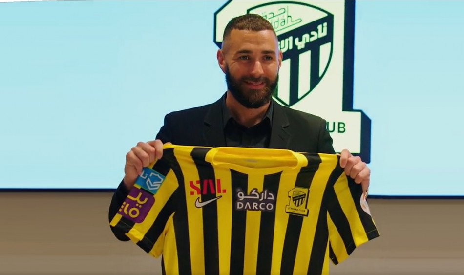 بنزيمة يوقع رسمياً مع الاتحاد السعودي