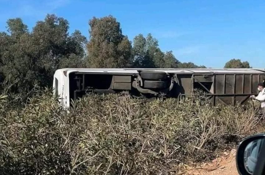 مصرع 3 أشخاص وإصابة 25 آخرين في حادثة سير بشيشاوة