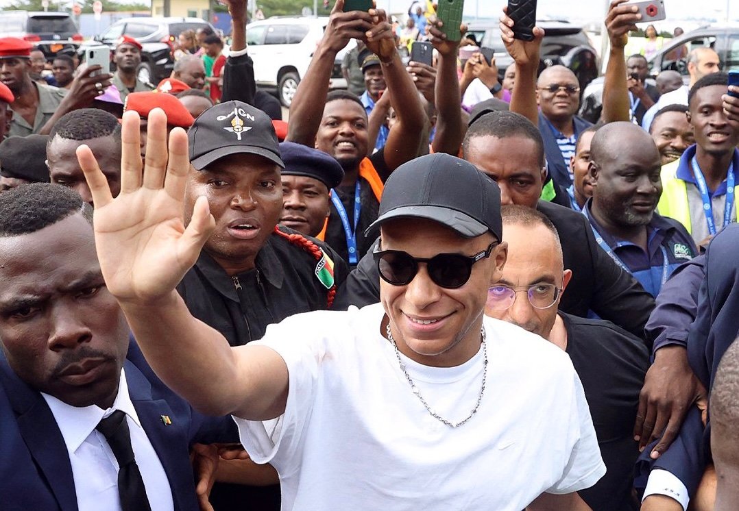 مبابي يزور الكاميرون مسقط رأس والده