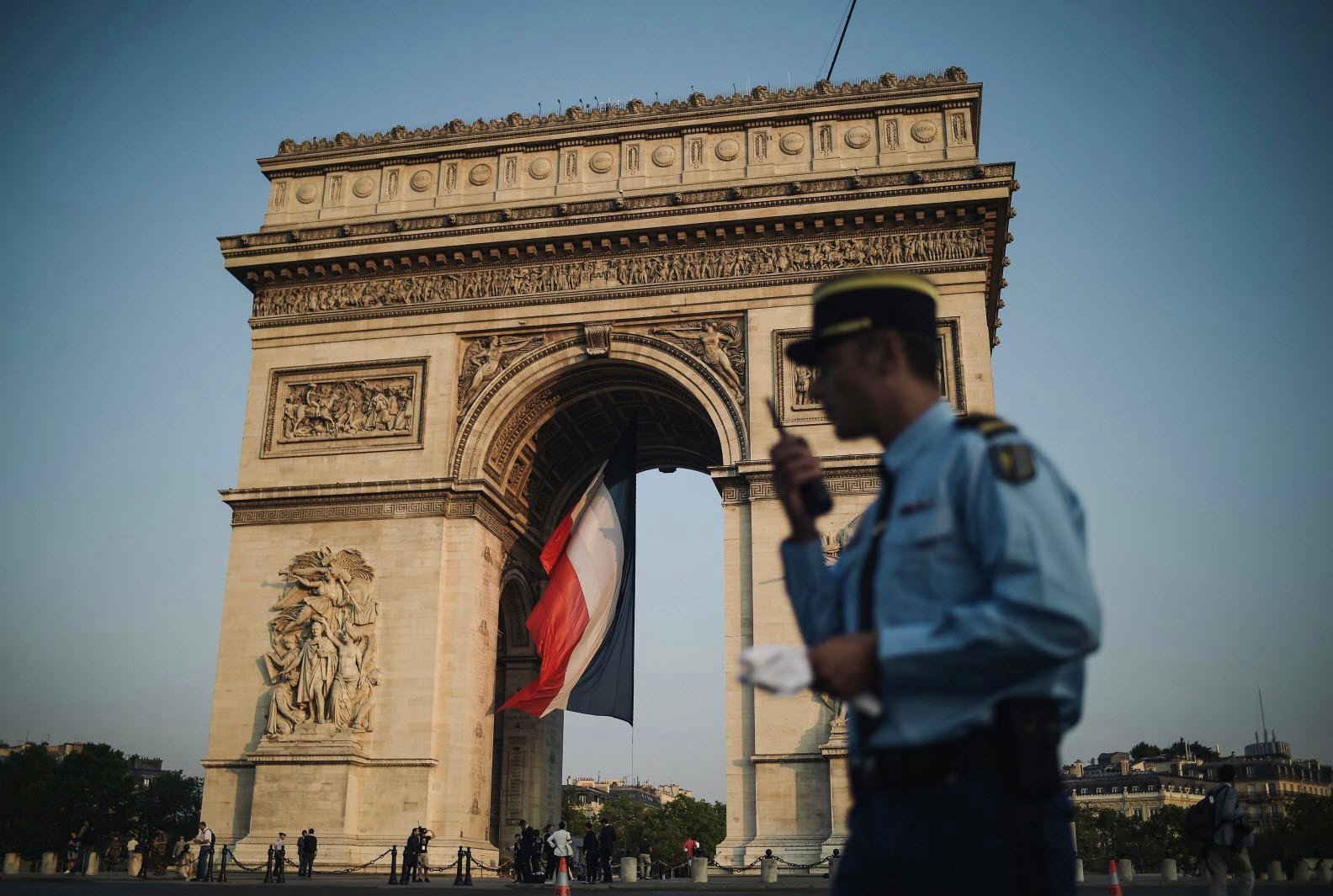 فرنسا ستسمح للشرطة بالتجسس عبر الهواتف