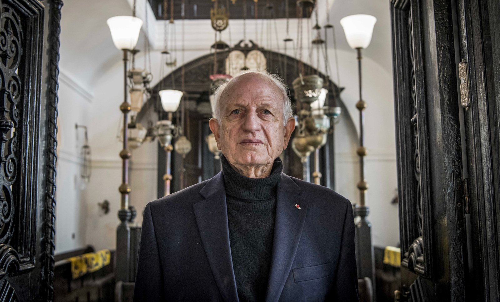 الرئيس الإسرائيلي يمنح ميدالية الشرف الرئاسية للمستشار الملكي أزولاي