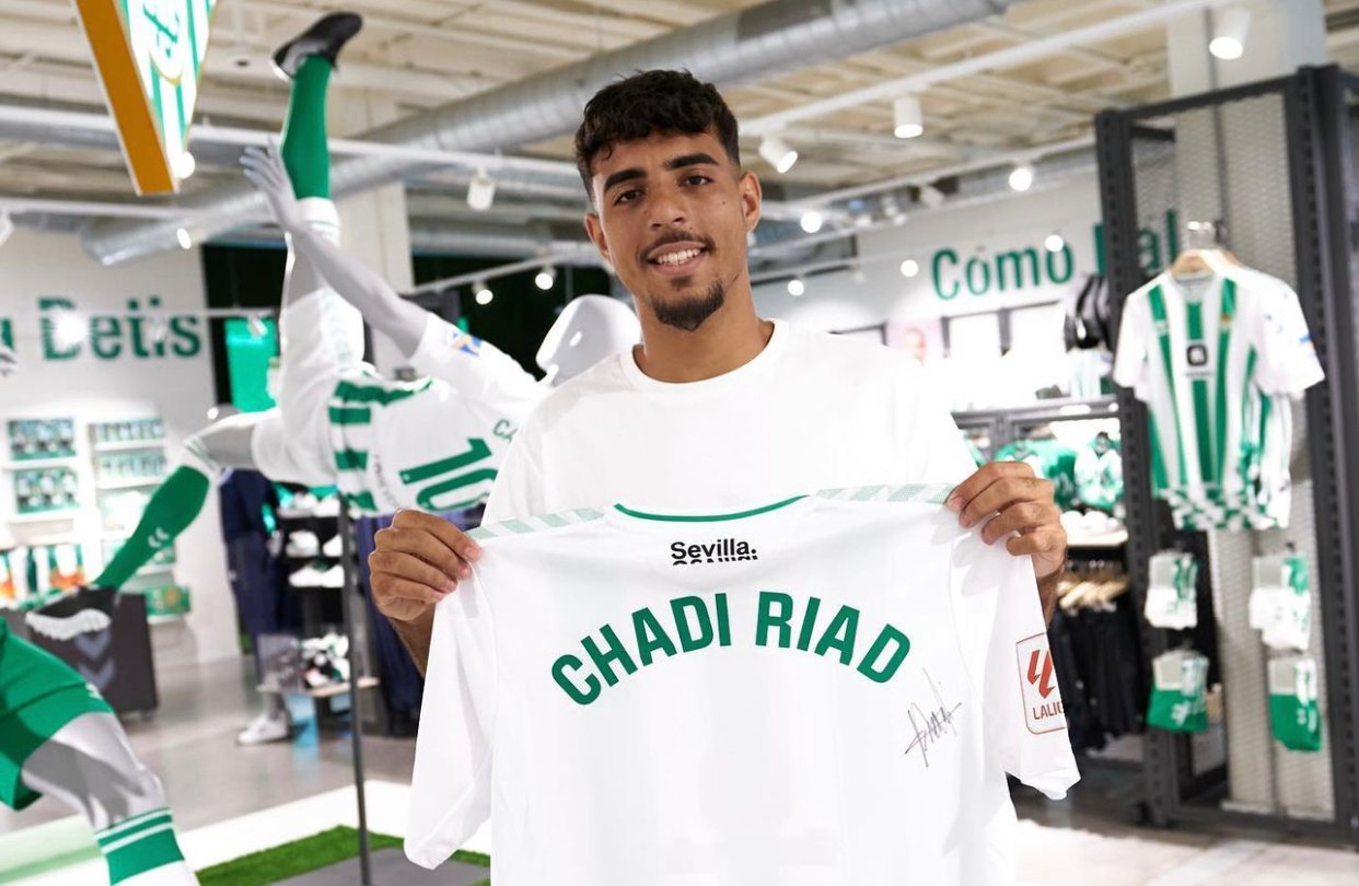 ريال بيتيس يستعير المغربي شادي رياض من برشلونة