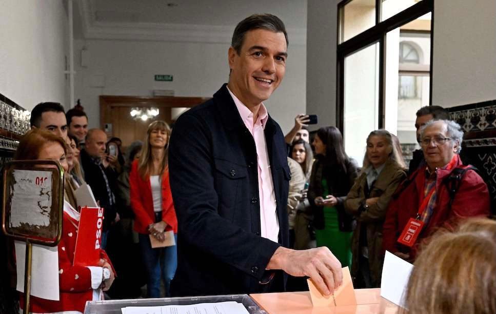 افتتاح مكاتب التصويت برسم الانتخابات العامة بإسبانيا