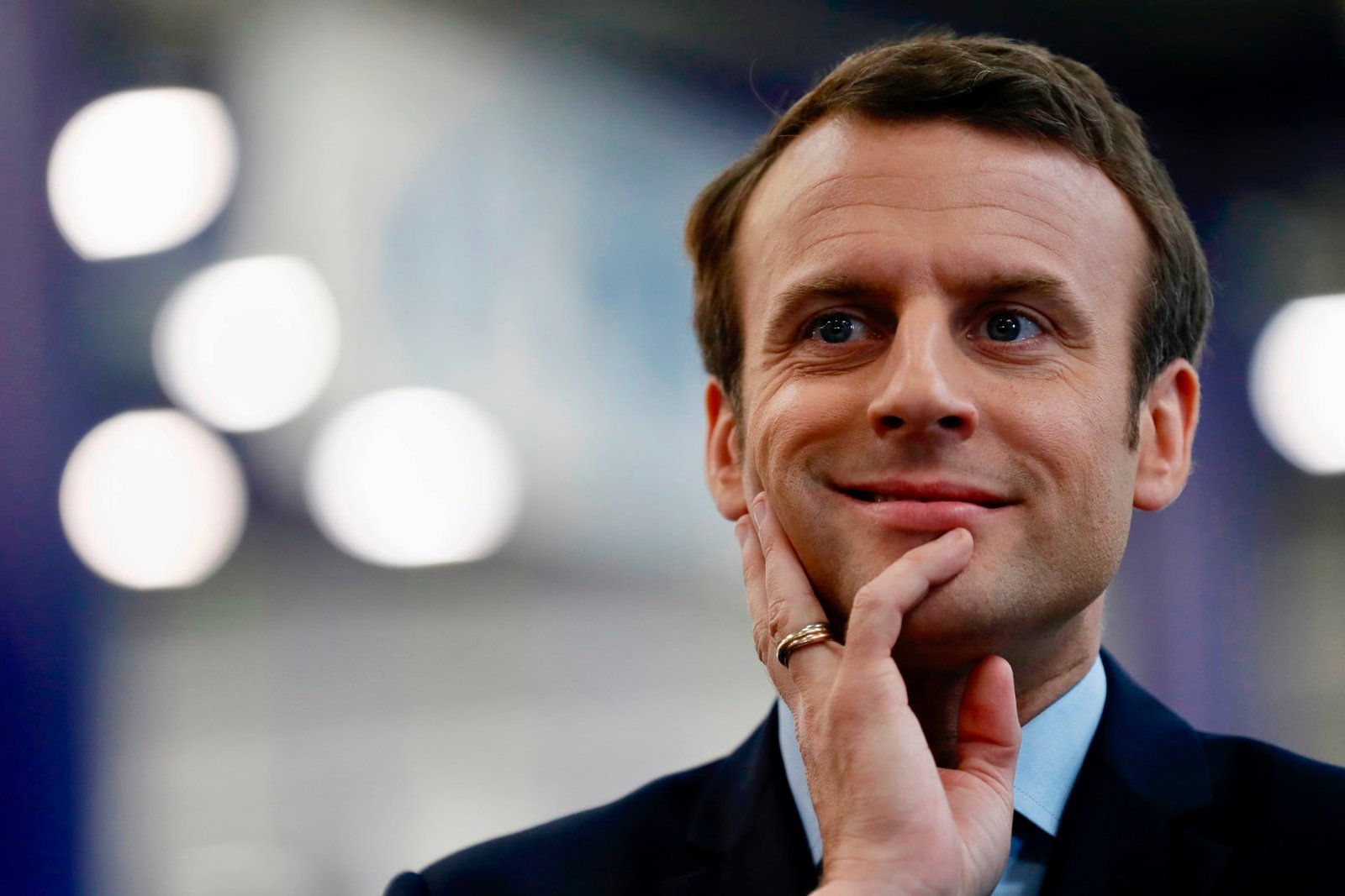 رعب في مقر الرئاسة الفرنسية مجهول يقطع إصبعه و يرسله لماكرون