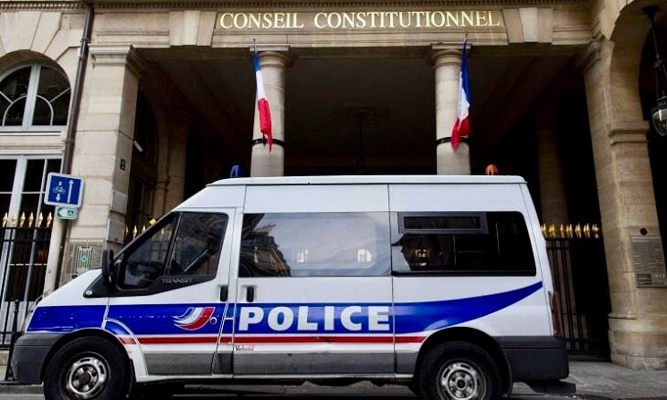 باريس .. مهربة مخدرات تطلق النار على ضابطة جمارك في المطار