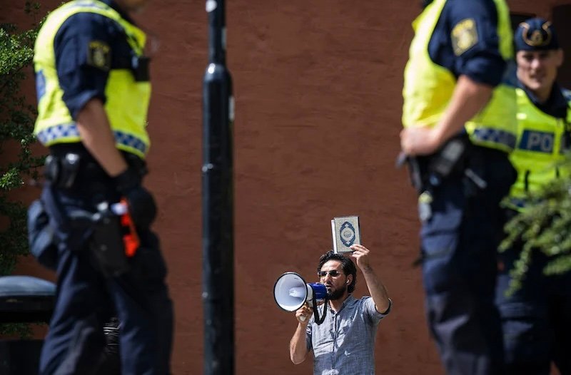 عراقى يحرق نسخة من المصحف الشريف فى ستوكهولم وبغداد تطرد سفيرة السويد