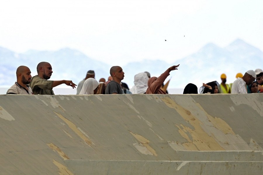 حجاج بيت الله الحرام ينهون مناسك الحج