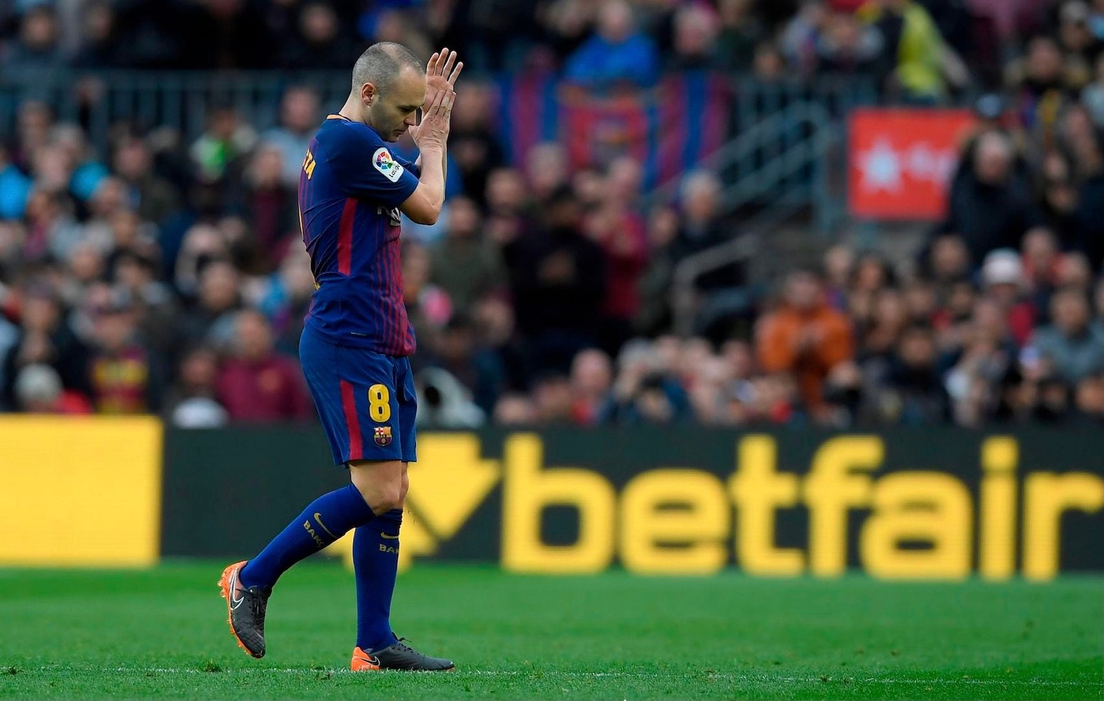 الإسباني إنييستا يقترب من الانضمام إلى نادي الإمارات