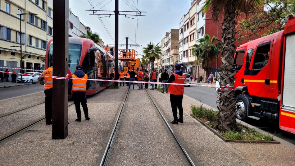 الدار البيضاء .. فتح بحث قضائي لتوقيف سائقين استعملوا سكة الترامواي