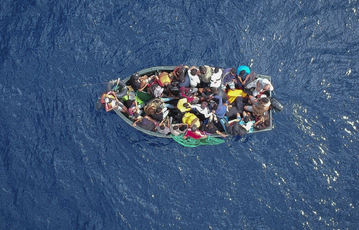 41 قتيلا في غرق قارب مهاجرين قبالة إيطاليا