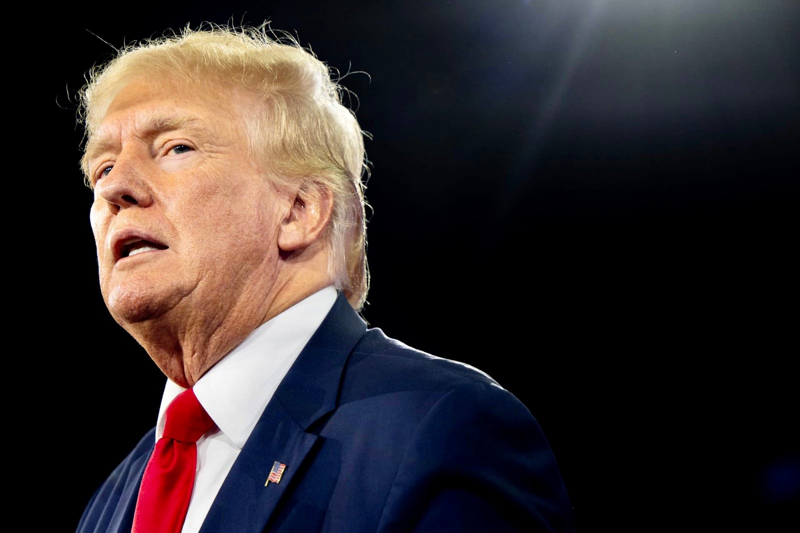 المعارك القضائية تزود رئيس أمريكا السابق ترامب بالشعبية