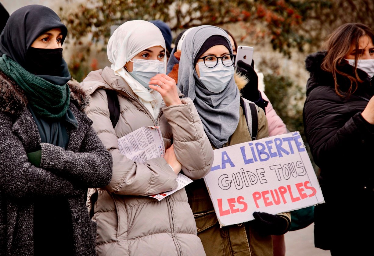 فرنسا تحظر ارتداء العباءات والقمصان الطويلة في المدارس